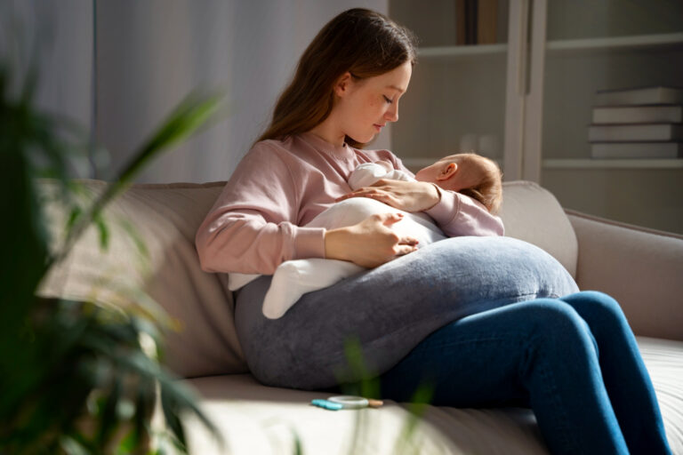 mujer amamantando a su bebé
