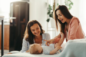 Duas mulheres brincando com o bebê