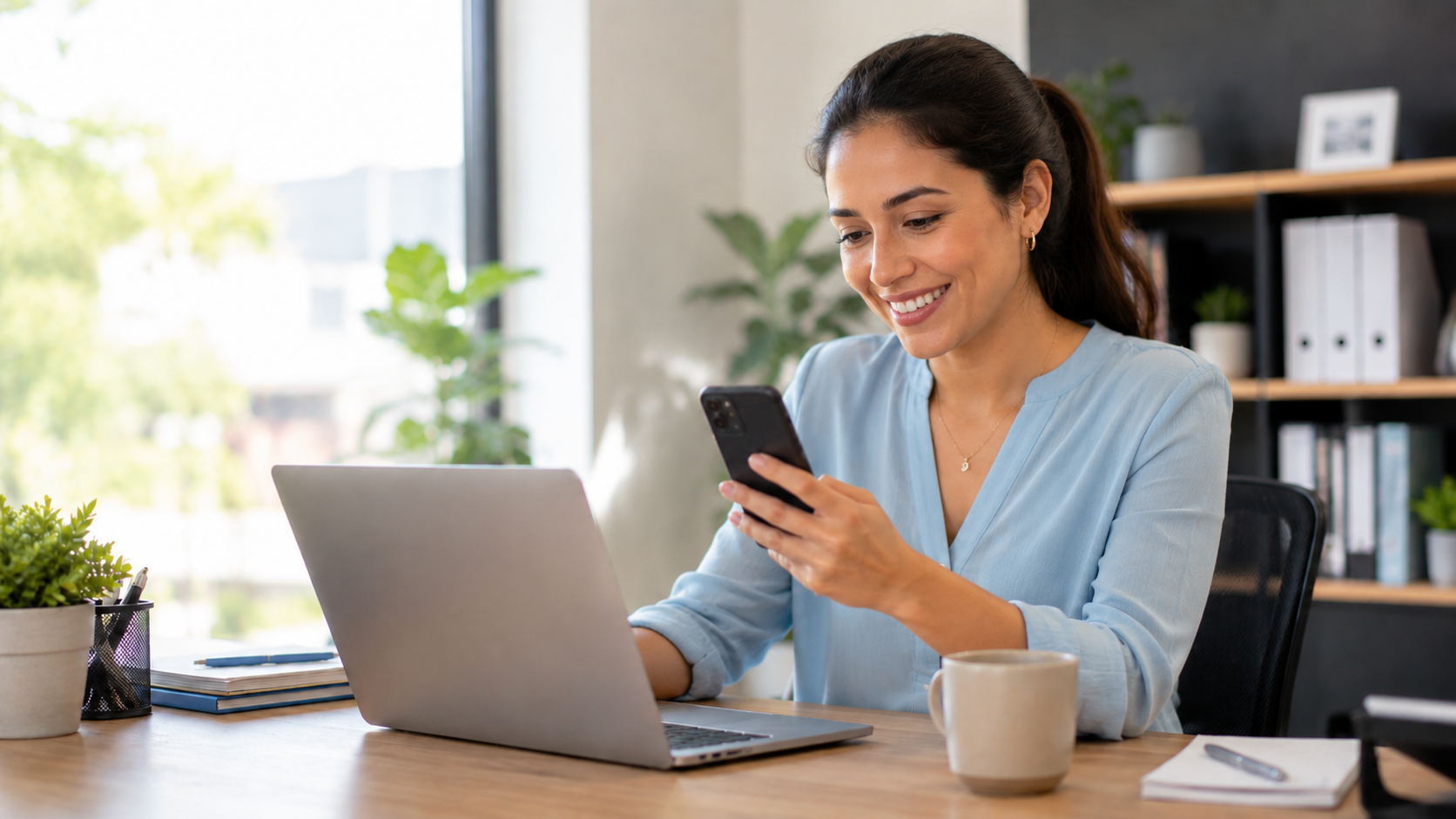 Mãe e filha usando smartphone — solução para operadoras de saúde